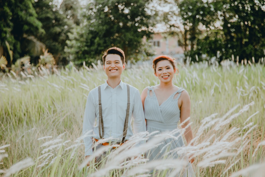 Thailand Pre-Wedding Photoshoot At Grass Fields Near The Outskirts Of Bangkok by Por  on OneThreeOneFour 17