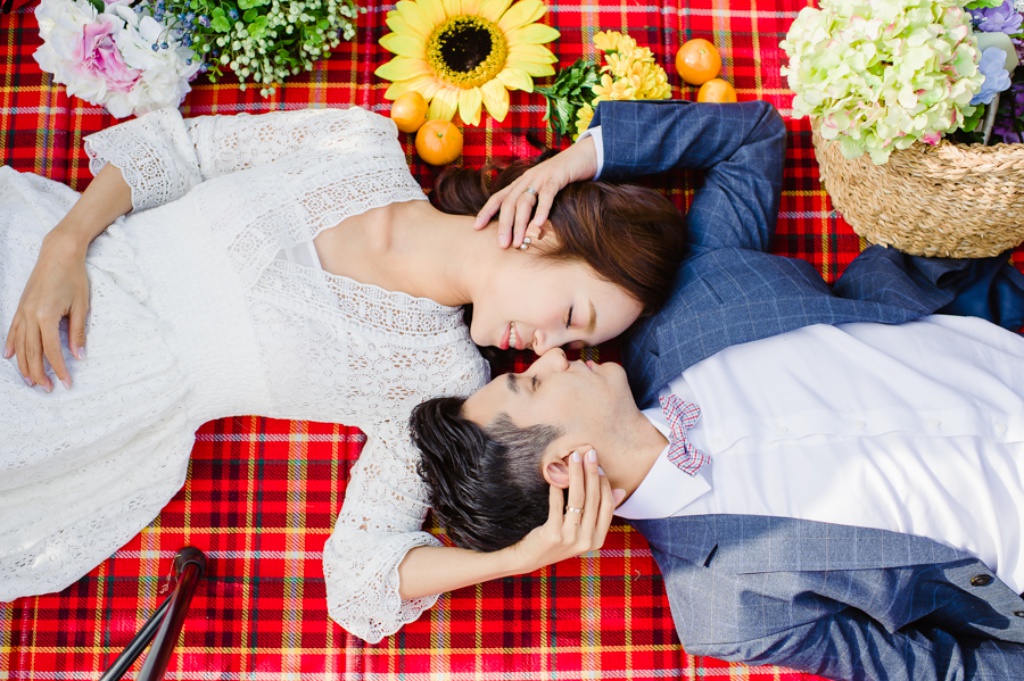 Korea Jeju Island Outdoor Pre-Wedding Photoshoot At Tangerine Farm  by Ray  on OneThreeOneFour 7