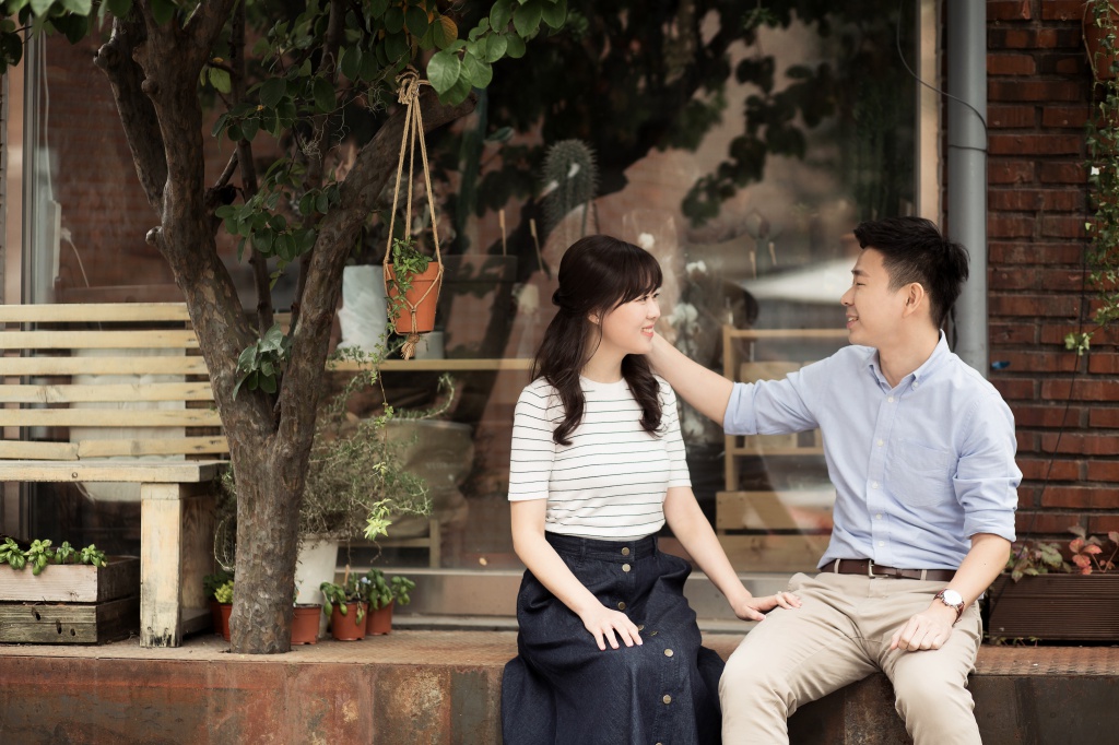 Korea Casual Couple Photoshoot At Haneul Sky Park And Yeonam-dong Cafe Street by Junghoon on OneThreeOneFour 4