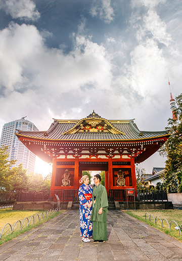 E: Pre-wedding at Nezu Shrine with torii gates