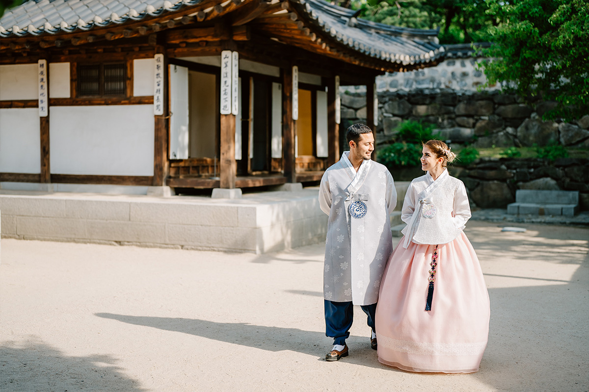 Korean Couple Hanbok Photoshoot for Foreigners by Jungyeol on OneThreeOneFour 1