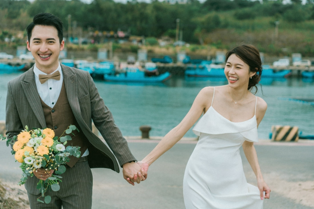 Taiwan Pre-Wedding Photoshoot Cafe Pier Lighthouse Countryside Street Beach by  on OneThreeOneFour 22