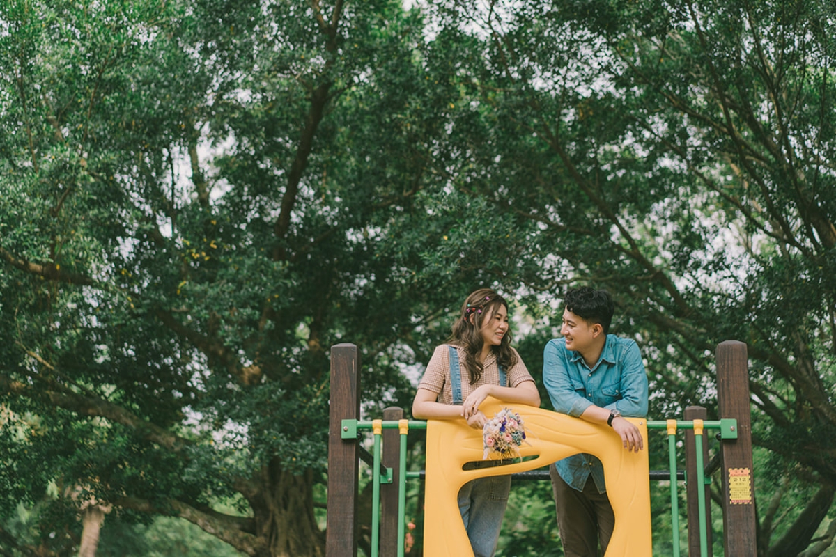 Taiwan Pre-Wedding Photoshoot Pier Blue Skies Animal Farm Flamingos Capybaras Llamas Autumn Leaves by  on OneThreeOneFour 12