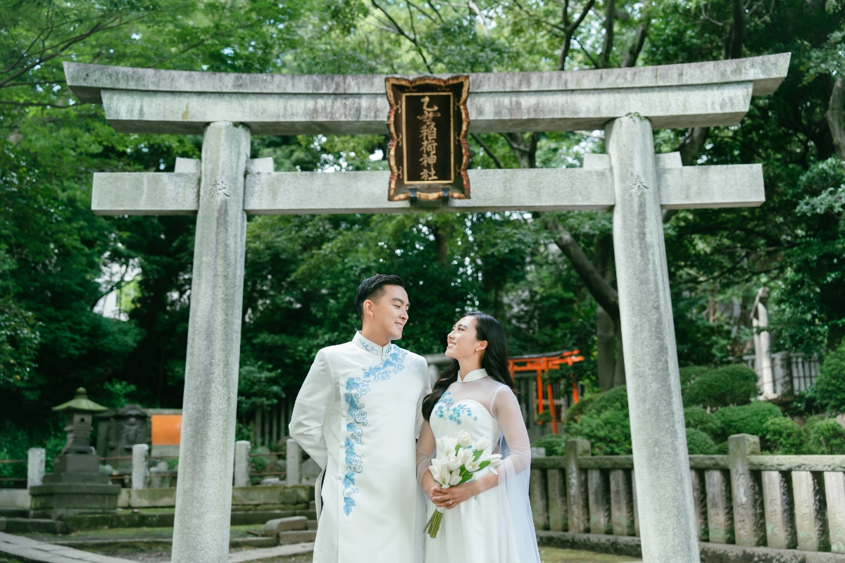 Tokyo Pre-Wedding Photoshoot with Nezu Shrine, Daikanzan Observation Deck, Lake Ashi, and Hakone Shrine by Dahe on OneThreeOneFour 0