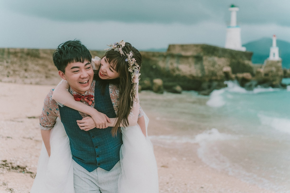 Taiwan Pre-Wedding Photoshoot Quiet Neighbourhood Rooftops Countryside Beach by  on OneThreeOneFour 30