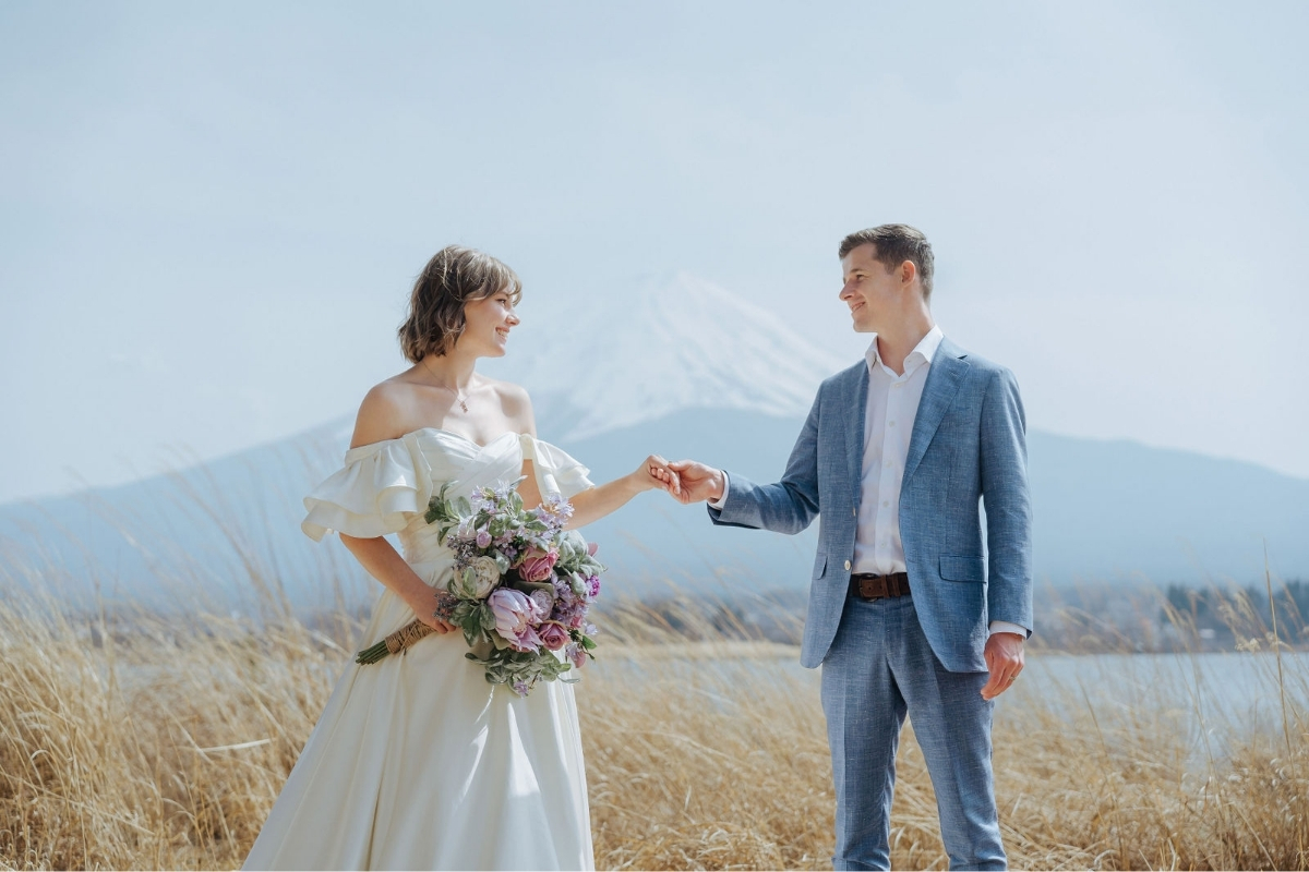 Tokyo Pre-Wedding Photoshoot with Shioiri Park, Lake Kawaguchiko, and Shinjuku by Dahe on OneThreeOneFour 14