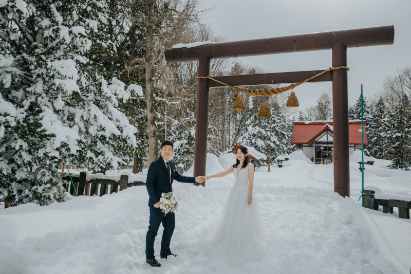 V & B: Magical snowy pre-wedding in Hokkaido at Lake Toya and Mt Yotei by Kuma on OneThreeOneFour 1
