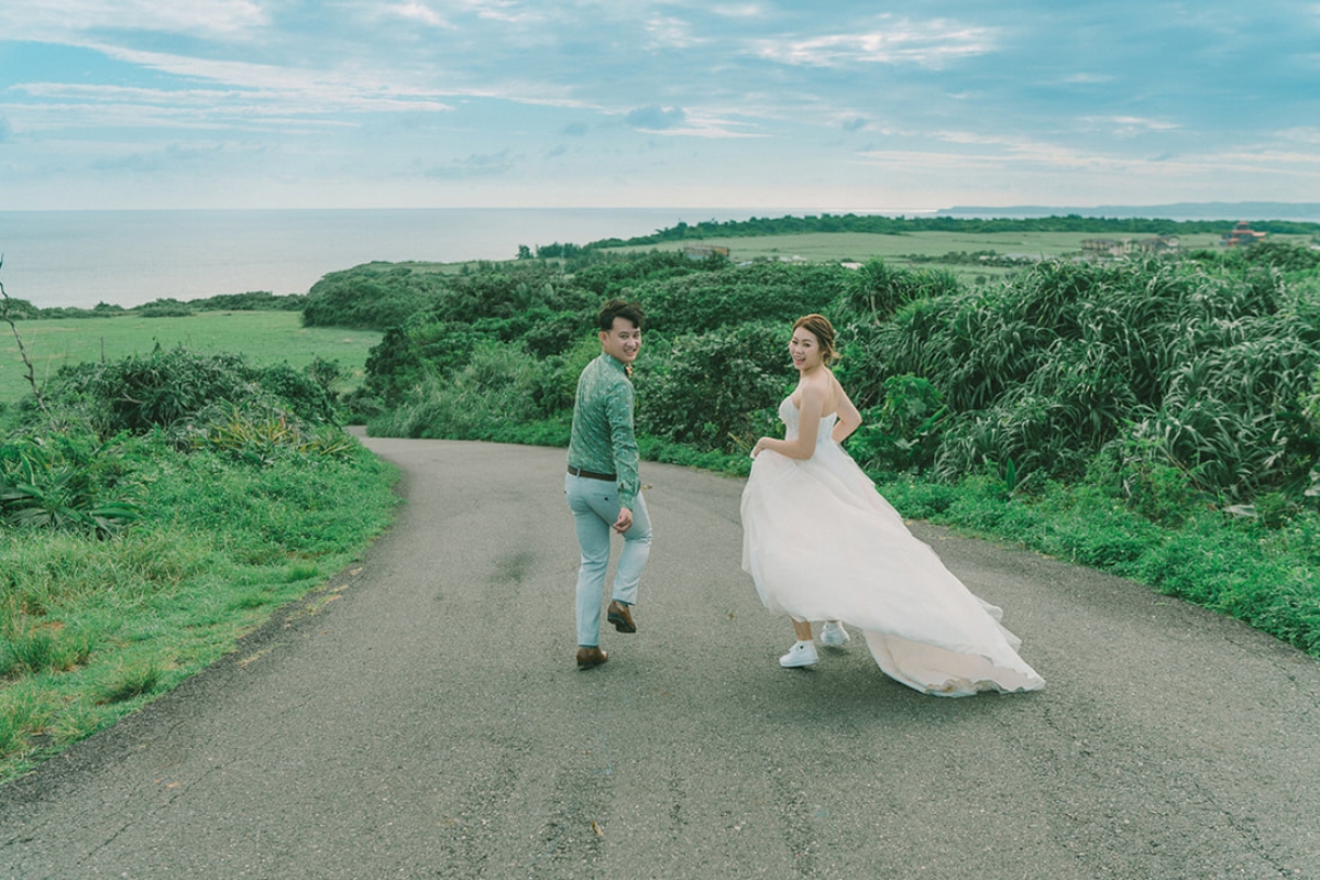 Taiwan Pre-Wedding Photoshoot Green Fields Silvergrass Sea Car Fairy Lights by  on OneThreeOneFour 4