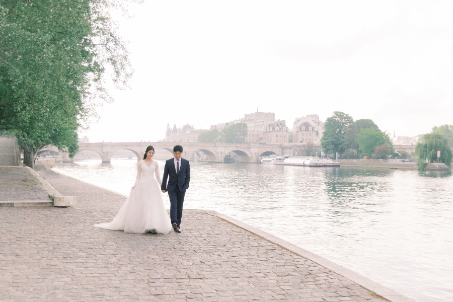 M&Y: Paris Pre-wedding Photoshoot at Pont des Arts and Luxembourg Gardens by Celine on OneThreeOneFour 17