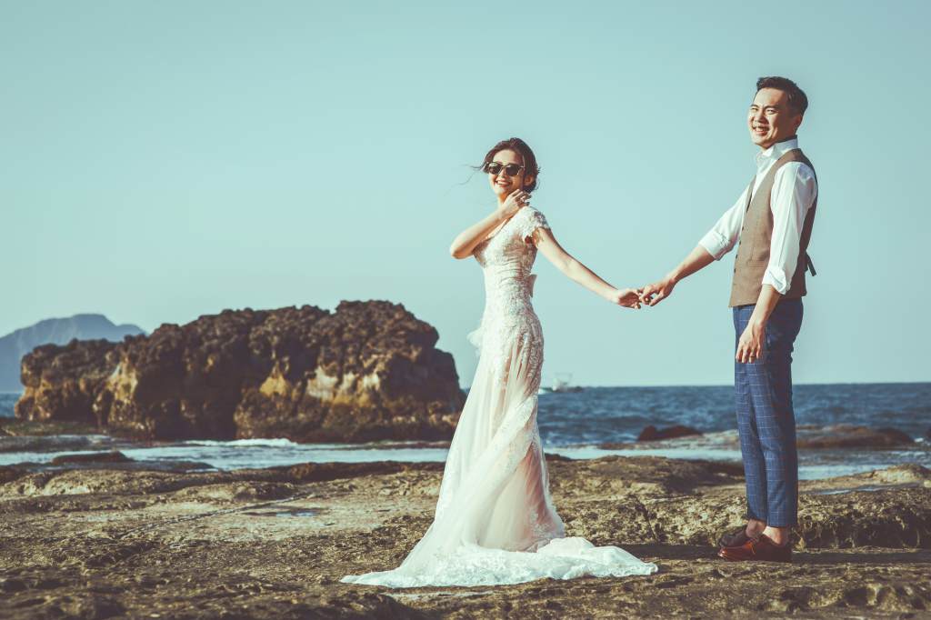 Taiwan Pre-Wedding Photography Package: Photoshoot At Cafe Streets And Coastal Beach  by Doukou on OneThreeOneFour 10