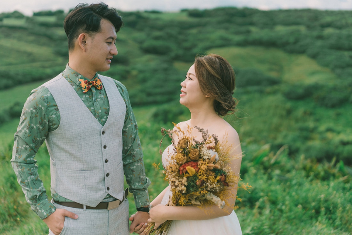 Taiwan Pre-Wedding Photoshoot Green Fields Silvergrass Sea Car Fairy Lights by  on OneThreeOneFour 2