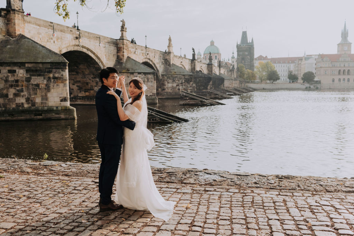 布拉格婚前拍攝地點包括舊城廣場、伏爾塔瓦河畔、伏亞諾維花園和華倫斯坦花園 by Nika on OneThreeOneFour 7