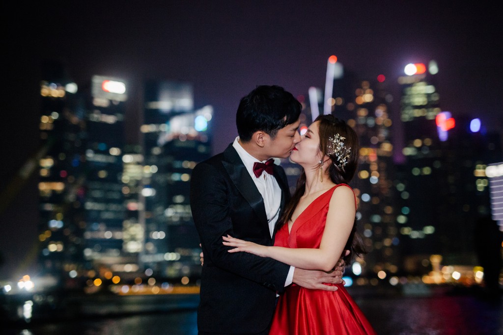 Singapore Pre-Wedding Photography - Japanese Couple Pre-Wedding Night Photoshoot at MBS by Cheng on OneThreeOneFour 24