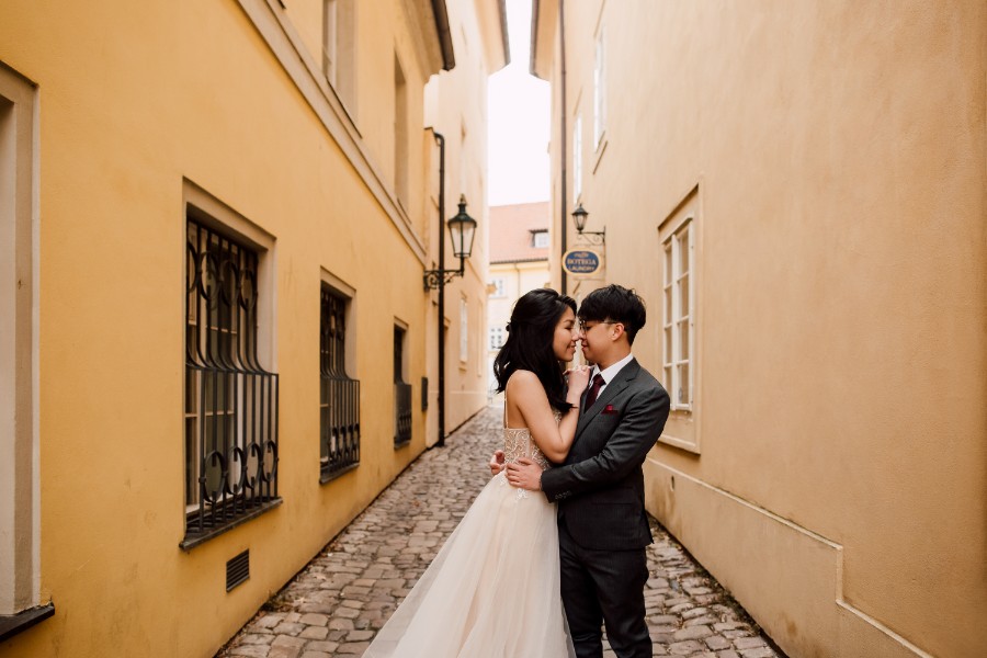 J&J: Prague Pre-wedding Photoshoot by Nika on OneThreeOneFour 17