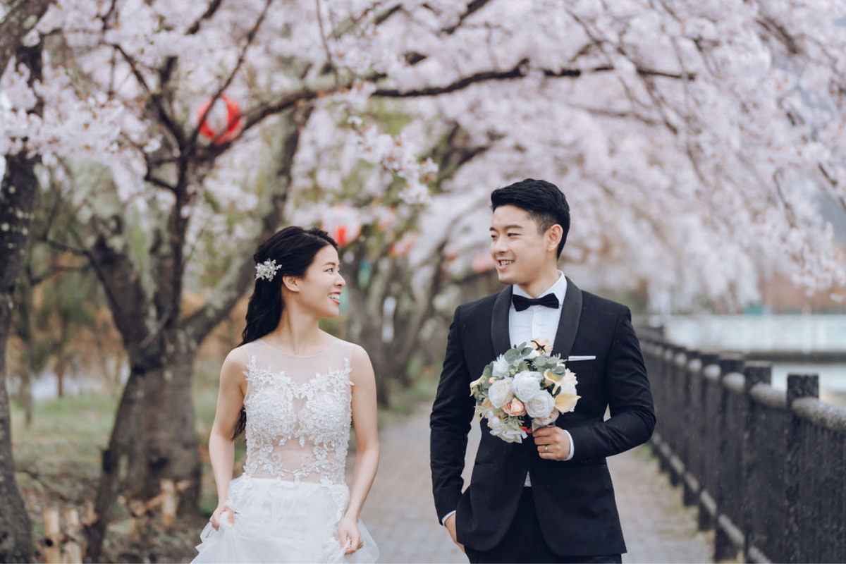 US Couple's Spring Season Kimono & Prewedding Photoshoot At Chureito Pagoda, Lake Kawaguchiko In Tokyo by Cui Cui on OneThreeOneFour 19