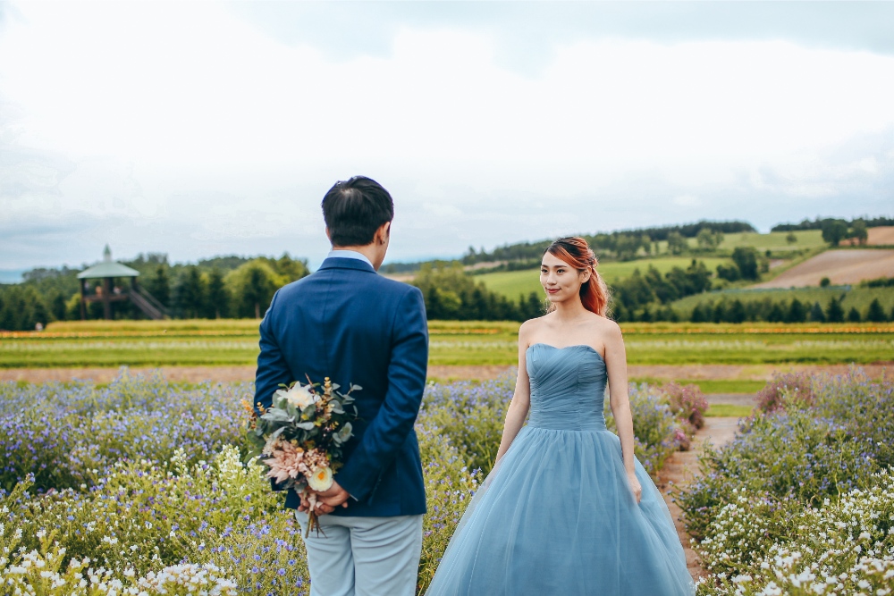 Hokkaido Pre-Wedding Photographer: Summer Photoshoot At Shikisai No Oka Alpaca Farm And Hinode Park Lavender Field by Kouta on OneThreeOneFour 13