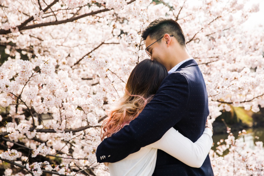 Japan Tokyo Surprise Proposal Photoshoot At Shinjuku Gyoen During Cherry Blossom Season by Koki on OneThreeOneFour 4