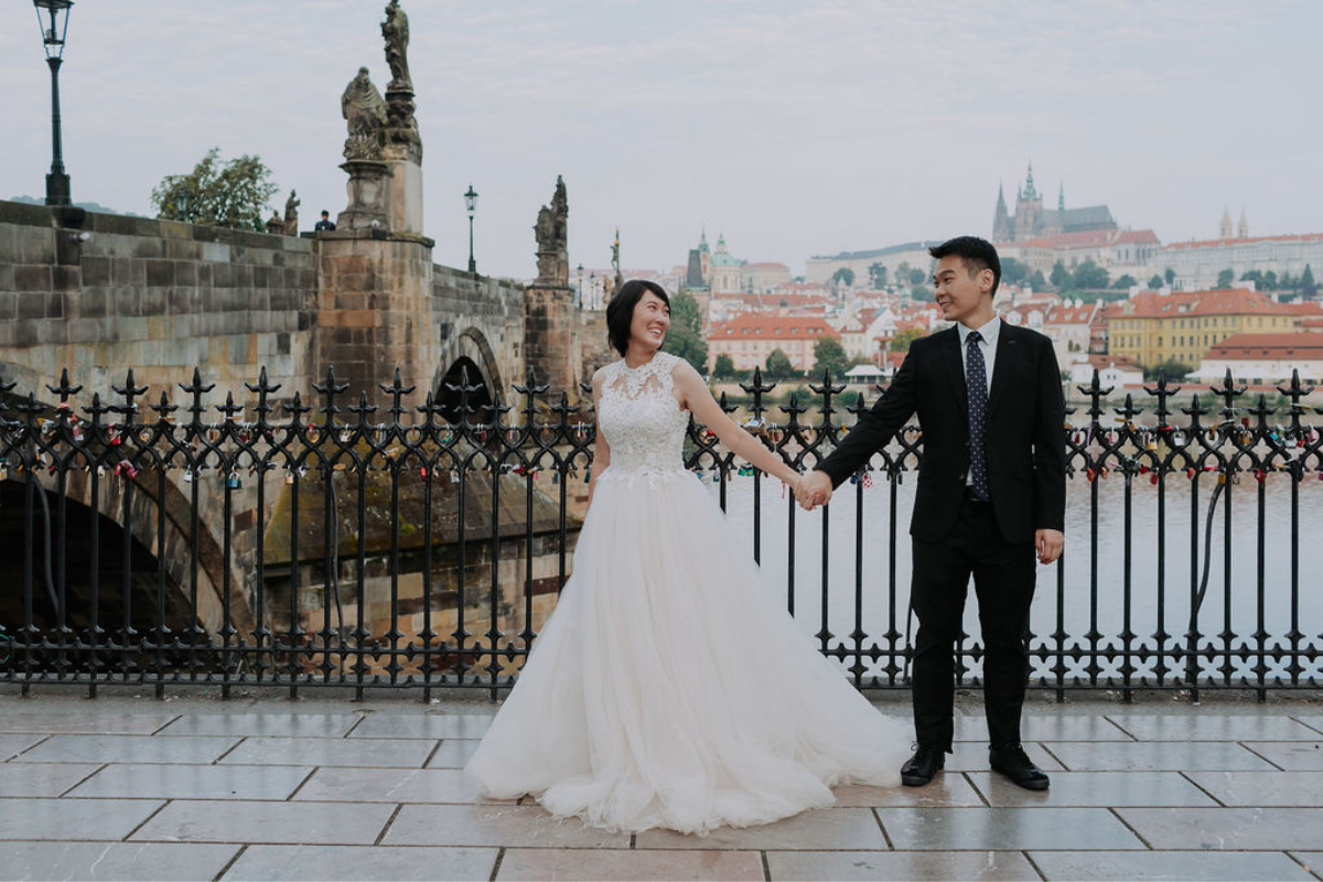 Prague prewedding photoshoot at Old Town Square and Charles Bridge, Vojanovy Gardens by Nika on OneThreeOneFour 10