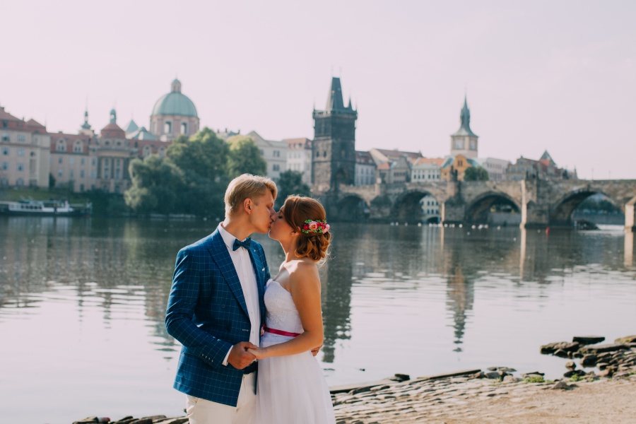 Prague Pre-Wedding Photoshoot At Old Town Square And Charles Bridge  by Nika  on OneThreeOneFour 18