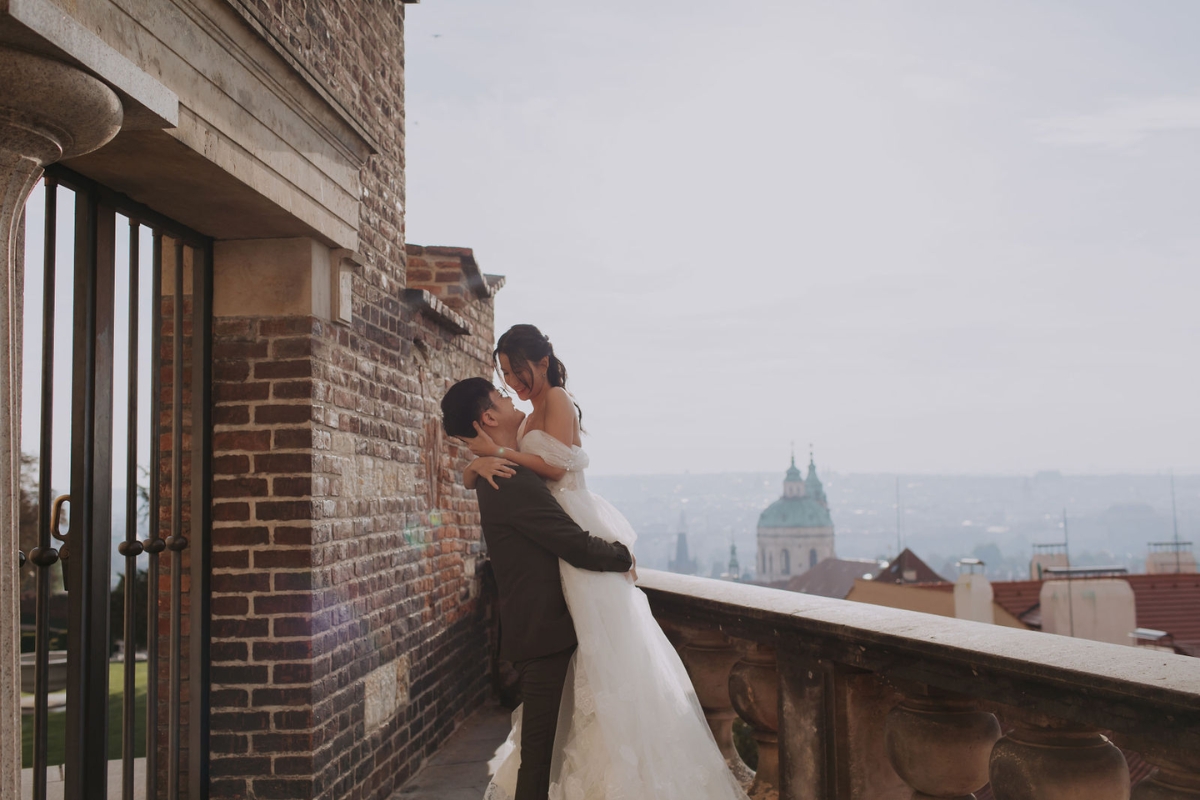 Prague Pre-Wedding Photoshoot with Old Town Square, Astronomical Clock, Charles Bridge and St Vitus Cathedral by Nika on OneThreeOneFour 10