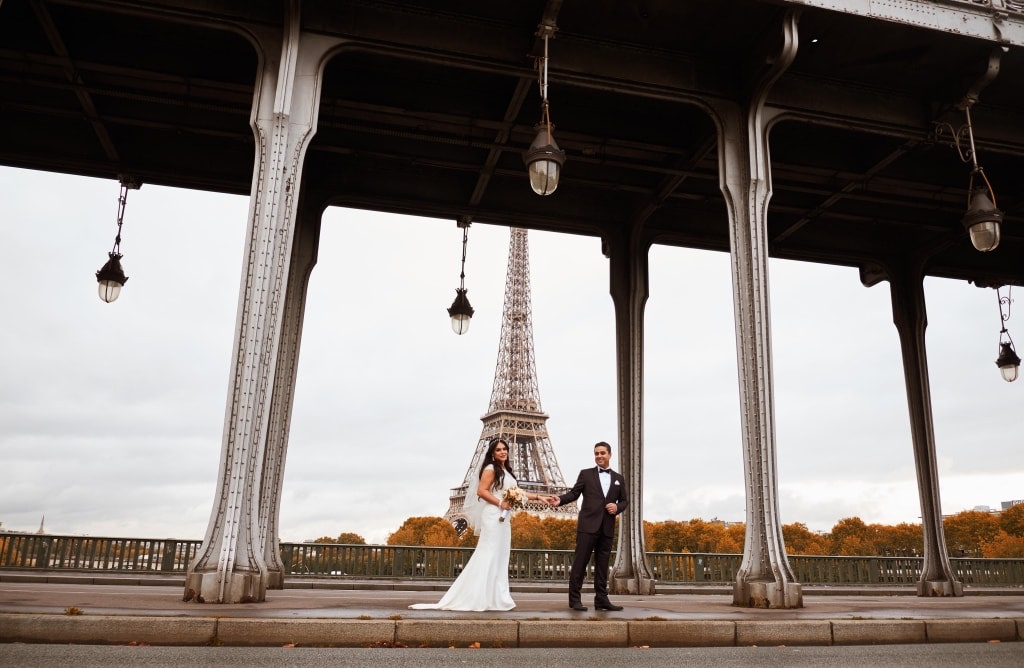 Paris Outdoor Pre-Wedding Photoshoot At Eiffel Tower And Pont Alexander III by Arnel  on OneThreeOneFour 8