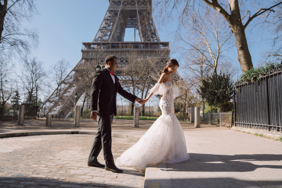 Paris Pre-Wedding Photoshoot with Eiﬀel Tower, Louvre Museum & Arc de Triomphe by Vin on OneThreeOneFour 9