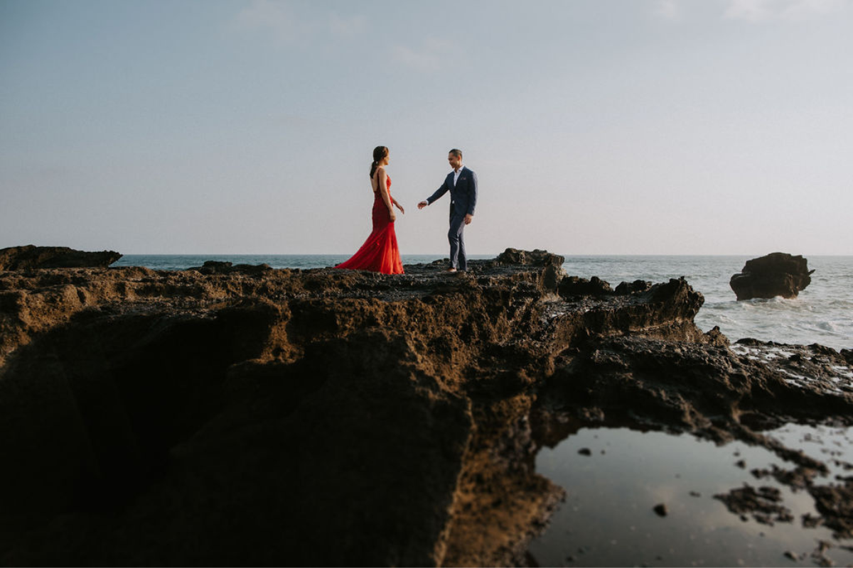 巴厘島婚纱拍攝：在平甘村、萬壽菊花田、布蘭辛加瀑布和孟寧海灘。 by Cahya on OneThreeOneFour 30