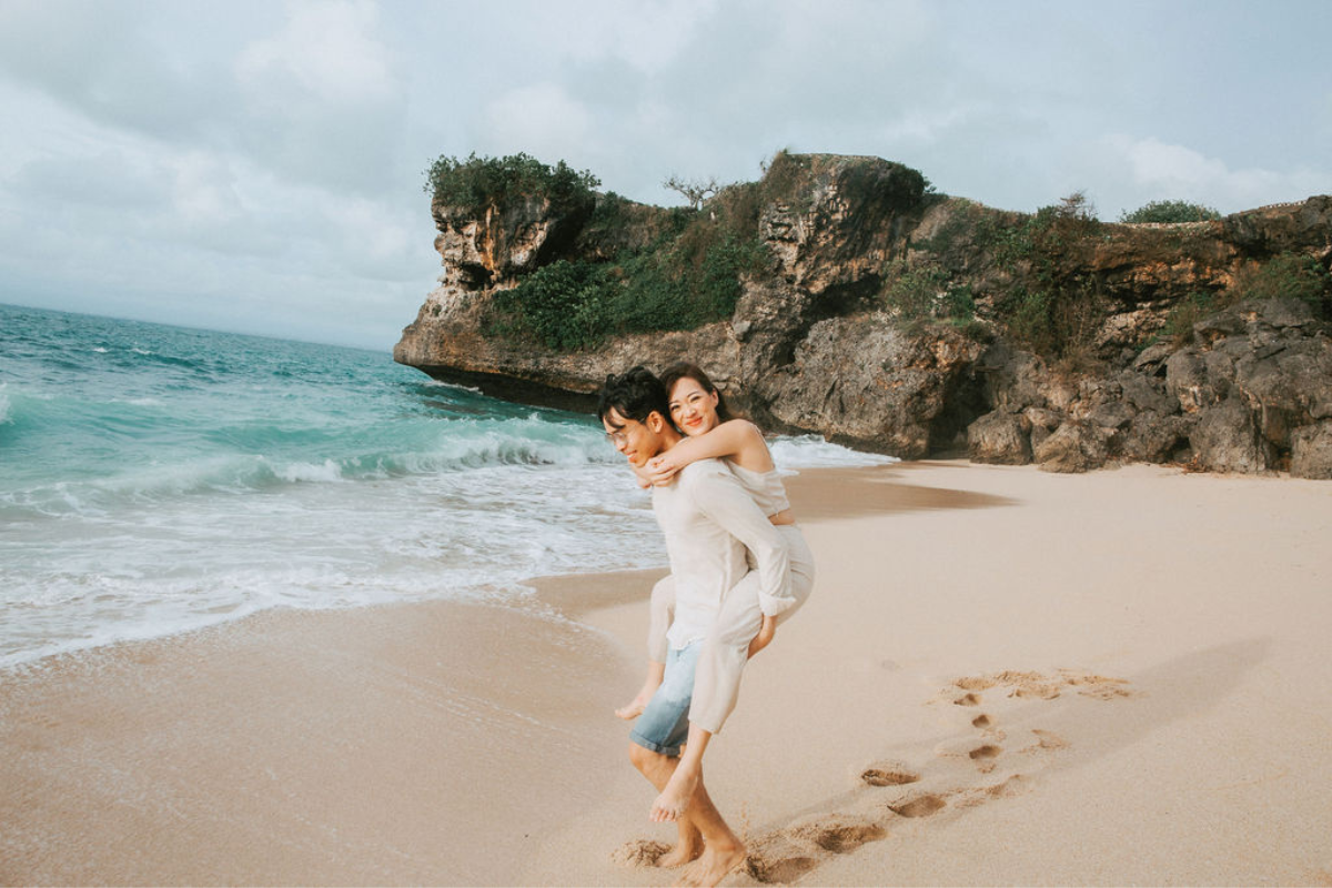 巴厘島婚纱拍攝：巴都爾火山熔岩地、季節性的萬壽菊花田以及巴朗岩壁和海灘 by Cahya on OneThreeOneFour 35