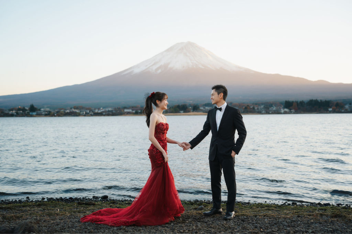 新加坡夫妻在根津神社、忠霊塔和河口湖舉行秋季和服婚紗拍攝，背景是富士山 by Cui Cui on OneThreeOneFour 18