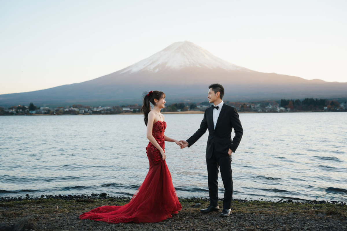 Singaporean Couple's Autumn Season Kimono & Prewedding Photoshoot At Nezu Shrine, Chureito Pagoda And Lake Kawaguchiko With Mount Fuji by Cui Cui on OneThreeOneFour 18