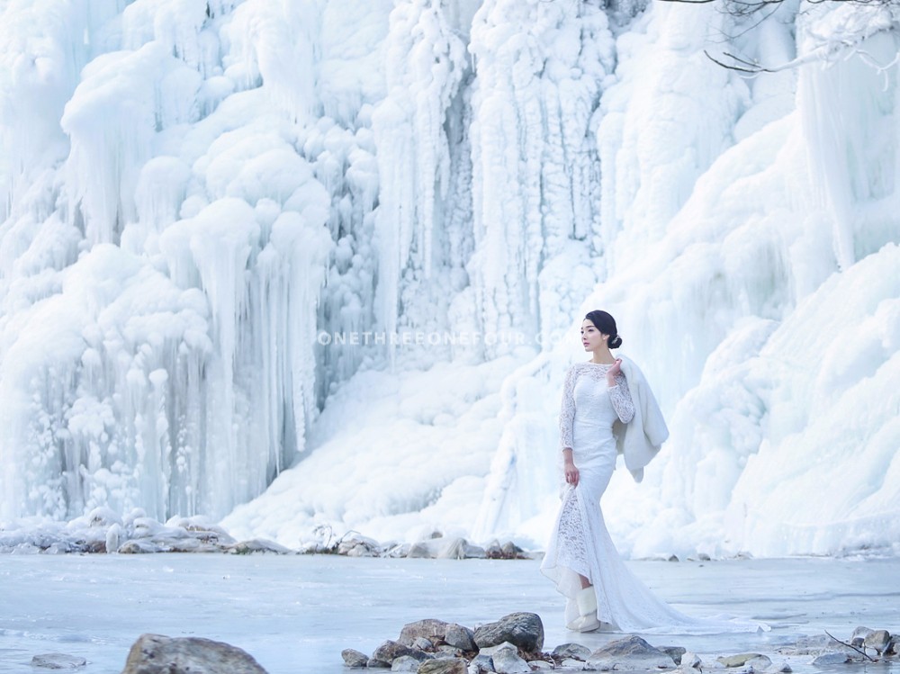 Korean Outdoor Winter Snow Scene Pre-Wedding Photography by ePhoto Essay Studio on OneThreeOneFour 0