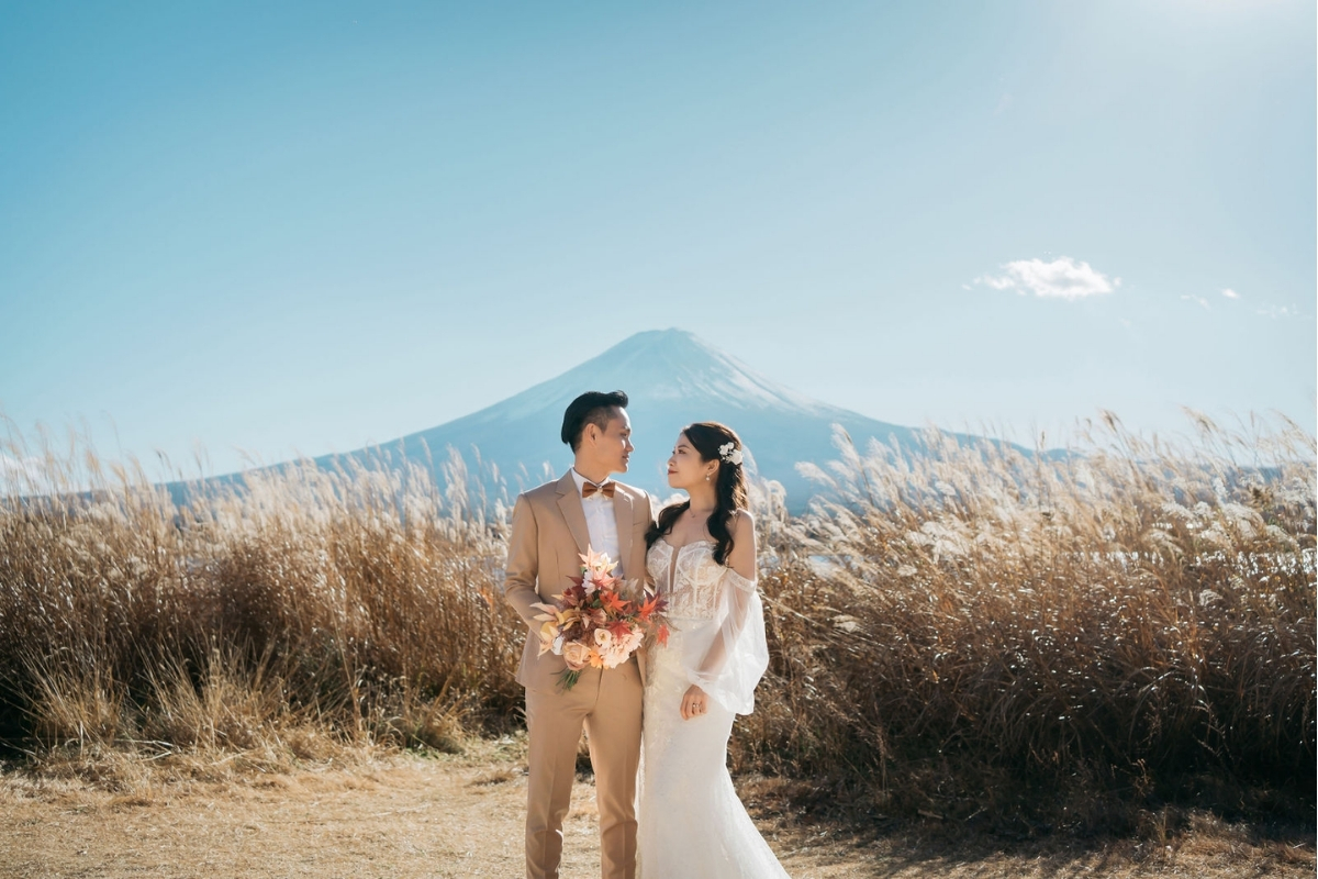 Tokyo Pre-Wedding Photoshoot with Chureito Pagoda, Lake Kawaguchiko, and Lawson Mt. Fuji by Dahe on OneThreeOneFour 11