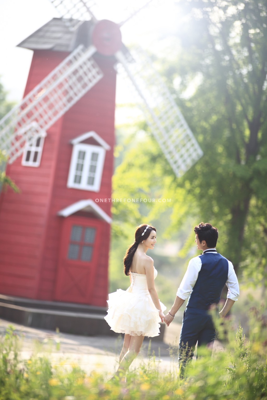 Korean Outdoor Pre-Wedding Photography in Autumn with Yellow and Red Maple Leaves by ePhoto Essay Studio on OneThreeOneFour 24