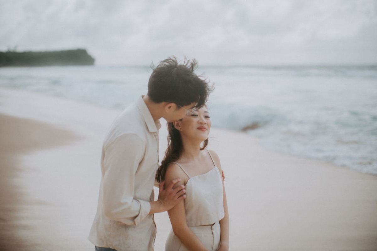 巴厘島婚纱拍攝：巴都爾火山熔岩地、季節性的萬壽菊花田以及巴朗岩壁和海灘 by Cahya on OneThreeOneFour 32