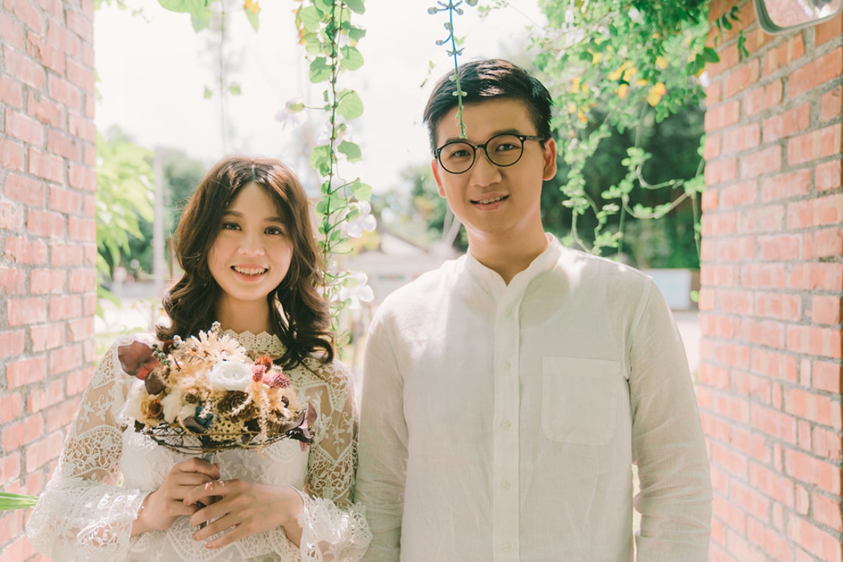 Taiwan Pre-Wedding Photoshoot Local Neighbourhood Street Garden Beach by  on OneThreeOneFour 7