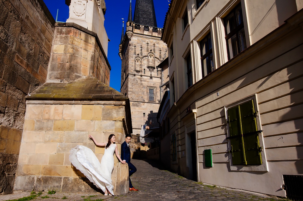 Pre-Wedding Photo in Prague At St. Vitus Cathedral And Mala Strana  by Jenny on OneThreeOneFour 13