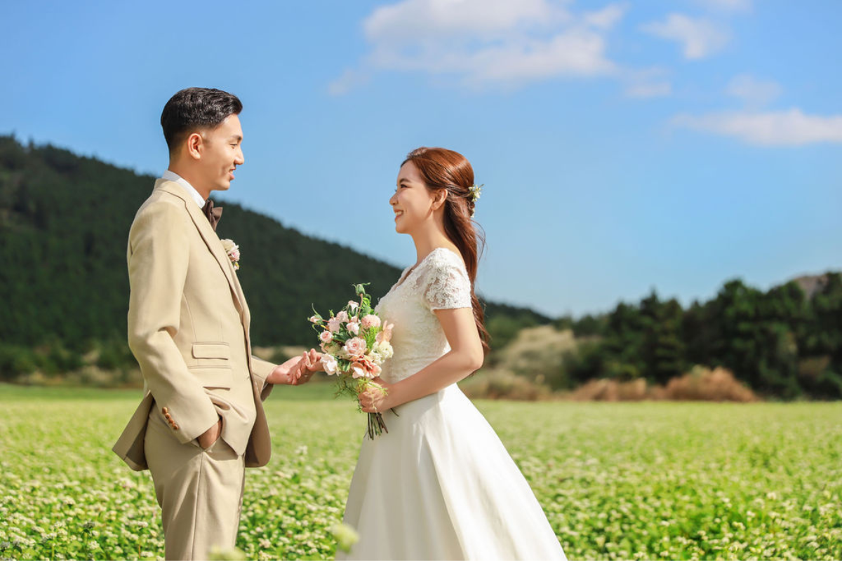 濟州秋季婚前拍攝：在濟州莊園布朗克、粉紅穆利花園和森林之路 by Byunghyun on OneThreeOneFour 13