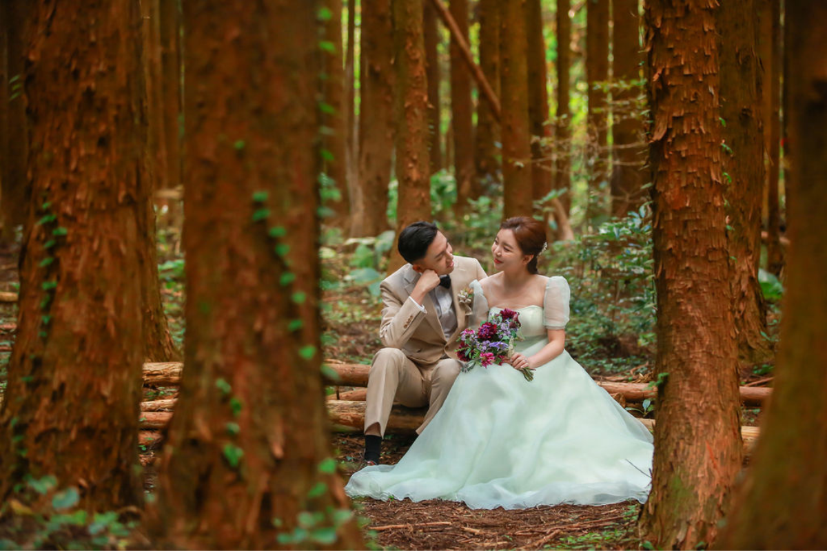 濟州秋季婚前拍攝：在濟州莊園布朗克、粉紅穆利花園和森林之路 by Byunghyun on OneThreeOneFour 7