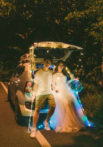 Taiwan Pre-Wedding Photoshoot Green Fields Silvergrass Sea Car Fairy Lights