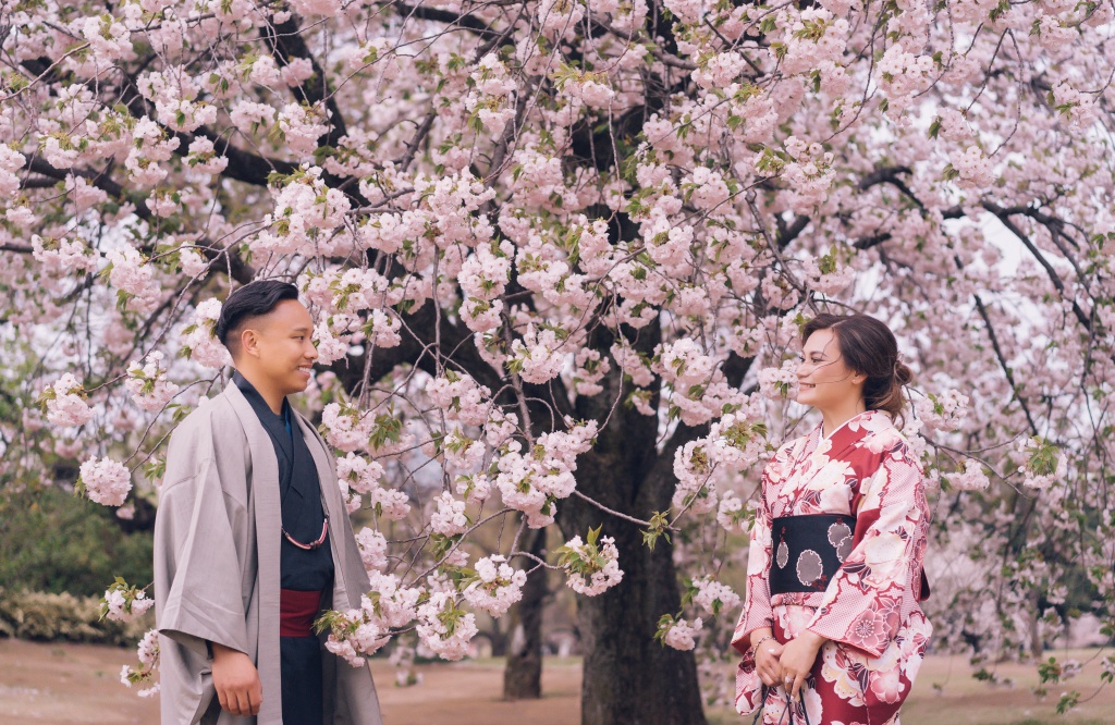 Japan Tokyo Cherry Blossom Pre-Wedding Photoshoot At Park And Shibuya Crossing  by Lenham  on OneThreeOneFour 6