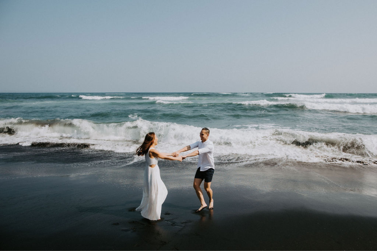 巴厘島婚纱拍攝：在平甘村、萬壽菊花田、布蘭辛加瀑布和孟寧海灘。 by Cahya on OneThreeOneFour 27