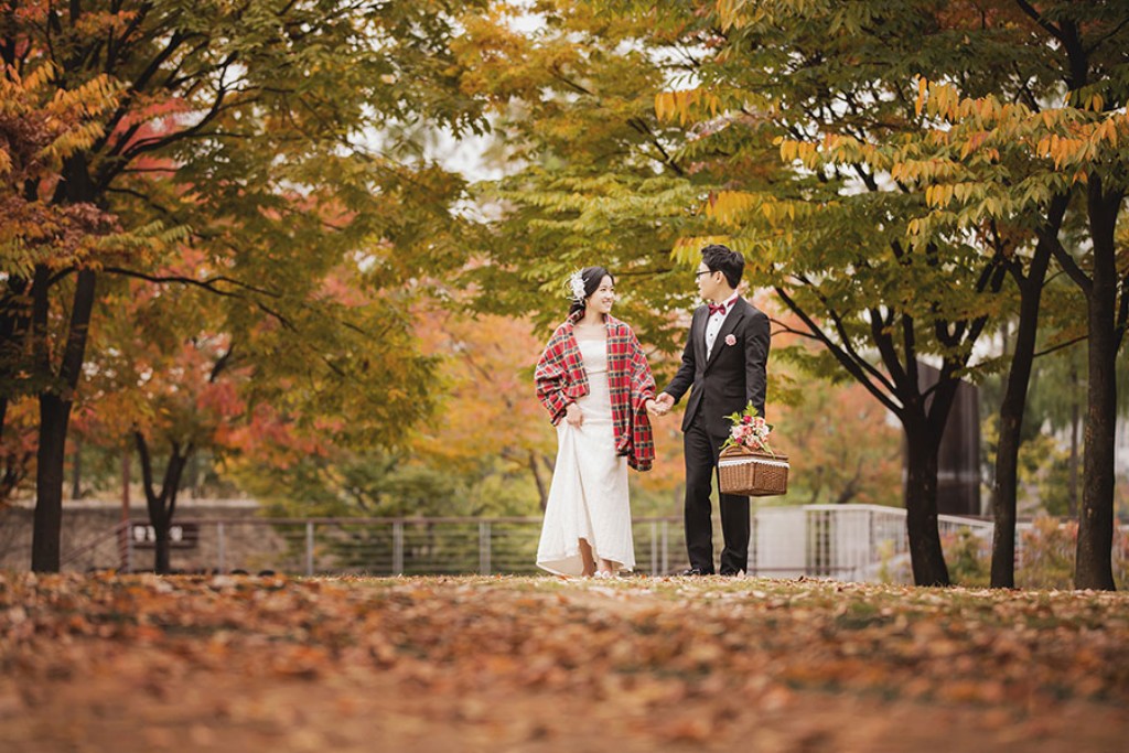 Korea Autumn Pre-Wedding Photoshoot At Seonyudo Park And Hanuel Park  by Junghoon  on OneThreeOneFour 2