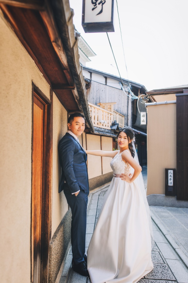 Japan Kyoto Pre-Wedding Photoshoot At Gion District  by Shu Hao  on OneThreeOneFour 7