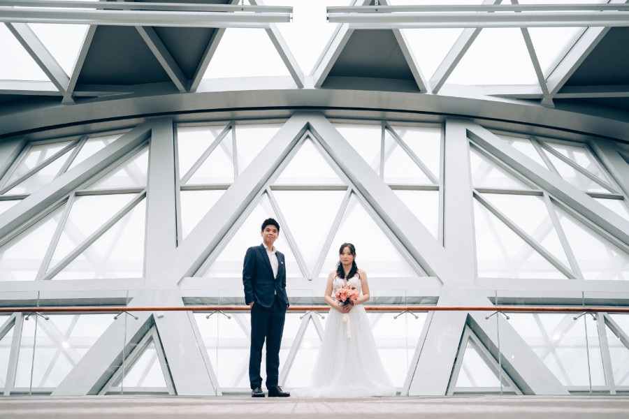 E&S: Modern pre-wedding at architectural wonder Changi Airport Jewel by Cheng on OneThreeOneFour 19