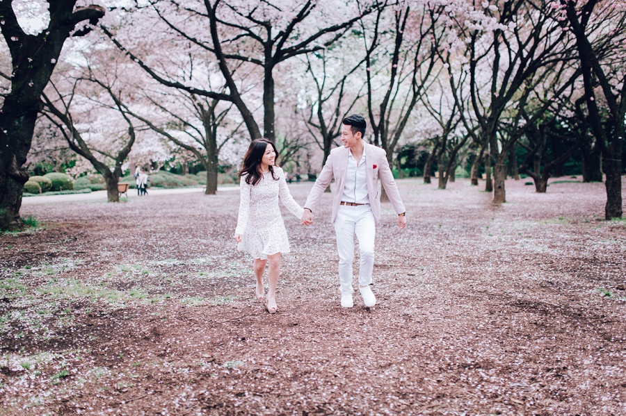 Japan Tokyo Casual Couple Honeymoon Photoshoot At Shinjuku Gyoen During Cherry Blossom Season by Lenham on OneThreeOneFour 4