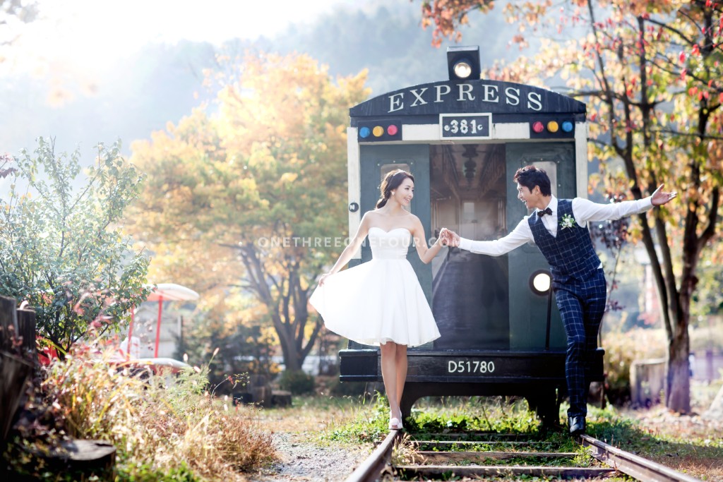 Korean Outdoor Pre-Wedding Photography in Autumn with Yellow and Red Maple Leaves by ePhoto Essay Studio on OneThreeOneFour 22