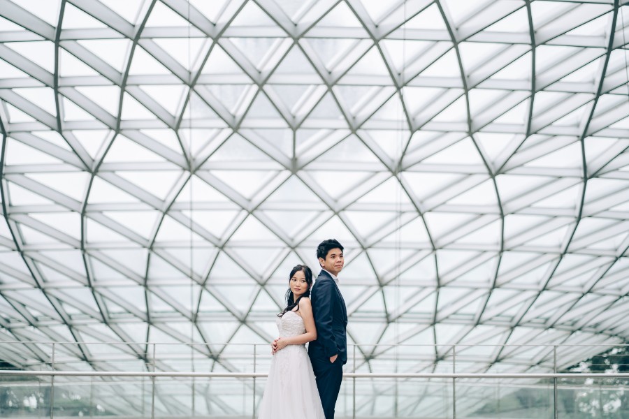 E&S: Modern pre-wedding at architectural wonder Changi Airport Jewel by Cheng on OneThreeOneFour 23