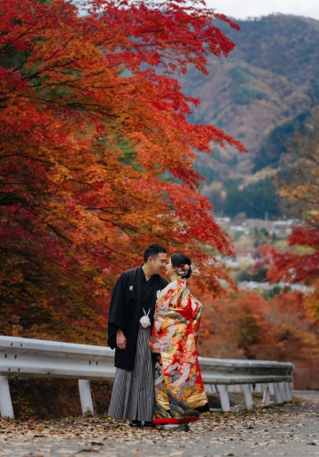 Tokyo Pre-Wedding Photoshoot with Former Yasuda Garden, Maple Corridor, and Chureito Pagoda