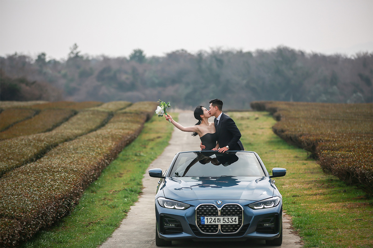 Captivating Moments: Pre-Wedding Photoshoot at Jeju Island's Isidore Farm, Famous Lone Tree, and Enchanting Beach by Byunghyun on OneThreeOneFour 5