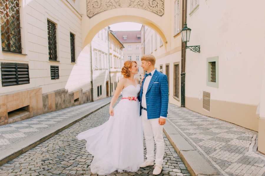 Prague Pre-Wedding Photoshoot At Old Town Square And Charles Bridge  by Nika  on OneThreeOneFour 3